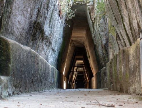 “Antro della Sibilla Cumana nel Parco Archeologico di Cuma, corridoio scavato nella roccia”