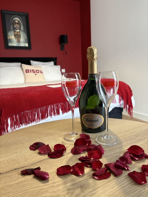 Chambre romantique avec champagne, pétales de rose et décoration élégante à l'hôtel spa Lady Jule en Vallée de la Loire