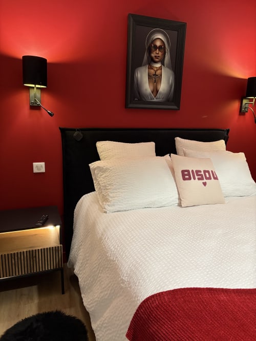 Chambre moderne au Lady Jule B&B à Sainte-Luce-sur-Loire avec murs rouge vif, lit noir, draps blancs et design contemporain