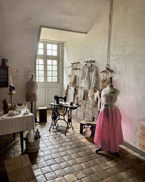 Reconstitution de la buanderie ou salle de couture