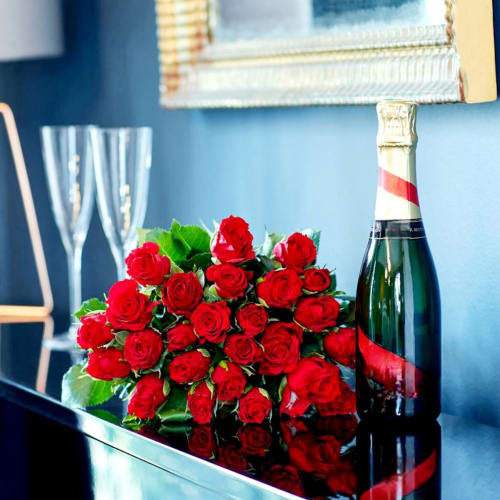 Offrez une expérience romantique inoubliable avec un bouquet de roses rouges et une bouteille de champagne. Le pack idéal pour une Saint-Valentin ou une escapade amoureuse d’exception. bouquet de roses rouges

champagne romantique

flûtes de champagne

Saint-Valentin luxe

décoration romantique

ambiance romantique

fleurs et champagne

cadeau amoureux

soirée en amoureux

pack romantique luxe

table de fête

roses fraîches

bouteille de champagne

idée cadeau couple

escapade romantique