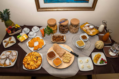 Buffet colazione presso l'Hotel Milomax con pasticcini, frutta fresca, cereali, frutta secca, creme spalmabili e bevande.