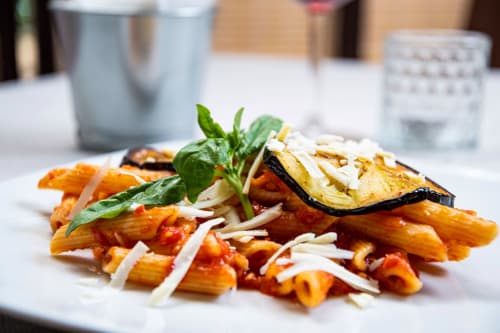 Penne al sugo di pomodoro, melanzane grigliate, basilico e mandorle presso l'Hotel Milomax a Milo, Italia
