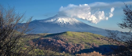 L'Etna innevato domina il paesaggio autunnale di Milo in Sicilia