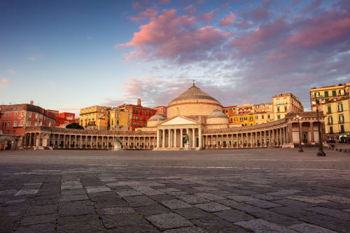 Piazza del Plebiscito a Napoli, luogo storico e simbolo della città campana