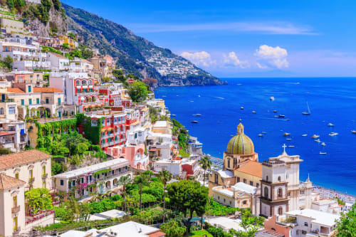 Positano, località turistica della Costiera Amalfitana, spiagge e panorama