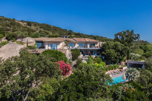 Villa Marina Di Cavu, luxueux B&B à Bonifacio avec jardins méditerranéens, piscine et vue sur colline et mer