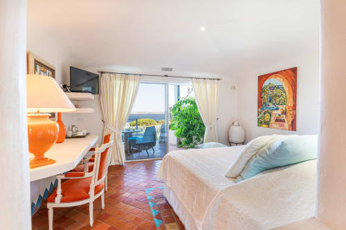 Chambre lumineuse à la Villa Marina Di Cavu à Bonifacio avec vue sur mer, sols en terre cuite et accents orangés