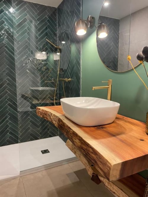 Chambre double avec climatisation et entrée privée. Salle de bains privative avec douche à l'italienne. Proximité de la Mer Méditerranée. Idéal pour un séjour relaxant à Cassis.