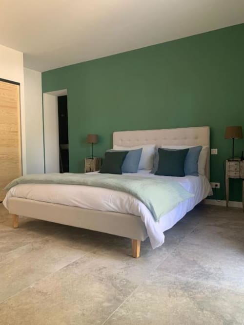 Chambre double avec climatisation et entrée privée. Salle de bains privative avec douche à l'italienne. Proximité de la Mer Méditerranée. Idéal pour un séjour relaxant à Cassis.