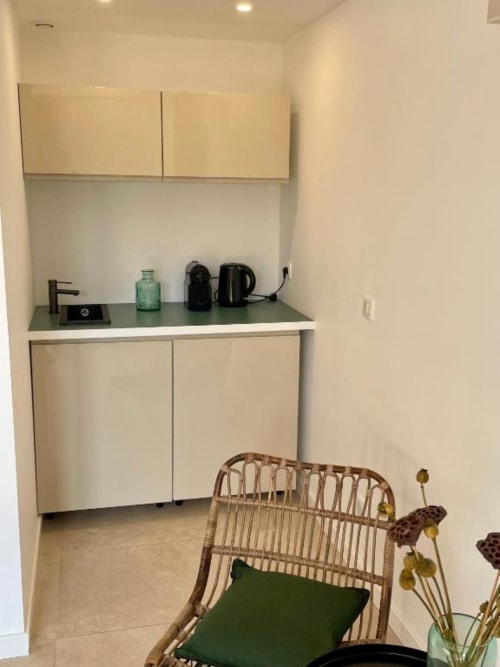 Chambre Aquablue à Aquarius in Cassis. Chambre double climatisée avec vue sur le jardin, entrée privée, salle de bains privative et plus encore. Capacité : 2 personnes.