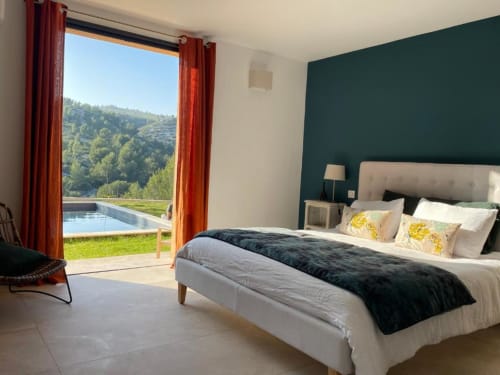 Chambre Aquablue à Aquarius in Cassis. Chambre double climatisée avec vue sur le jardin, entrée privée, salle de bains privative et plus encore. Capacité : 2 personnes.