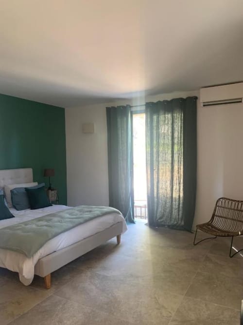 Chambre double avec climatisation et entrée privée. Salle de bains privative avec douche à l'italienne. Proximité de la Mer Méditerranée. Idéal pour un séjour relaxant à Cassis.