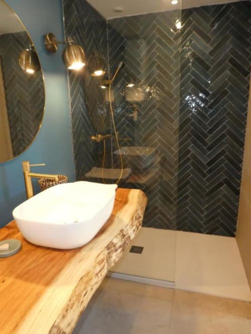 Chambre Aquablue à Aquarius in Cassis. Chambre double climatisée avec vue sur le jardin, entrée privée, salle de bains privative et plus encore. Capacité : 2 personnes.