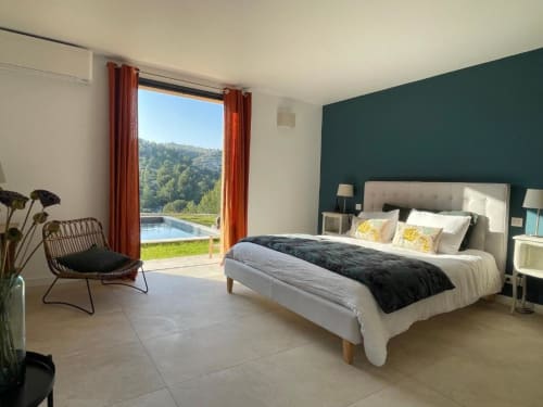 Chambre Aquablue à Aquarius in Cassis. Chambre double climatisée avec vue sur le jardin, entrée privée, salle de bains privative et plus encore. Capacité : 2 personnes.