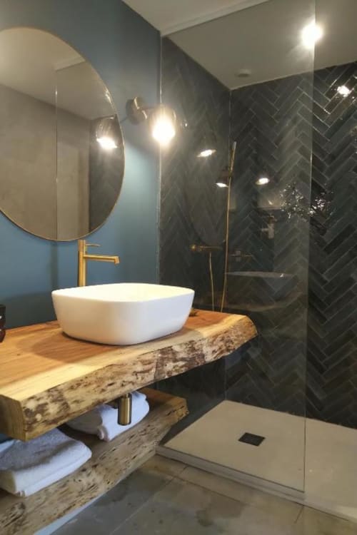 Chambre Aquablue à Aquarius in Cassis. Chambre double climatisée avec vue sur le jardin, entrée privée, salle de bains privative et plus encore. Capacité : 2 personnes.