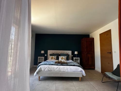 Chambre Aquablue à Aquarius in Cassis. Chambre double climatisée avec vue sur le jardin, entrée privée, salle de bains privative et plus encore. Capacité : 2 personnes.