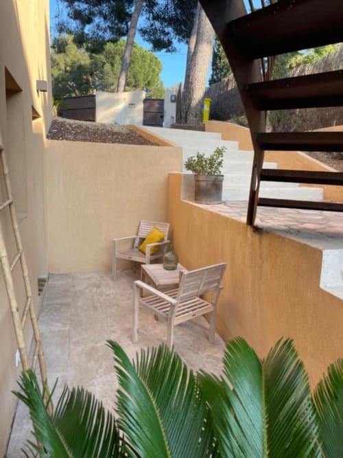 Découvrez la chambre double luxueuse Chambre Aqualime à Cassis. Profitez de la climatisation, entrée privée, salle de bains privative et vue sur cour intérieure. Idéale pour 2 personnes.