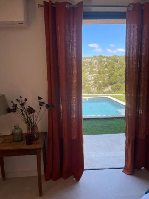 Chambre Aquablue à Aquarius in Cassis. Chambre double climatisée avec vue sur le jardin, entrée privée, salle de bains privative et plus encore. Capacité : 2 personnes.