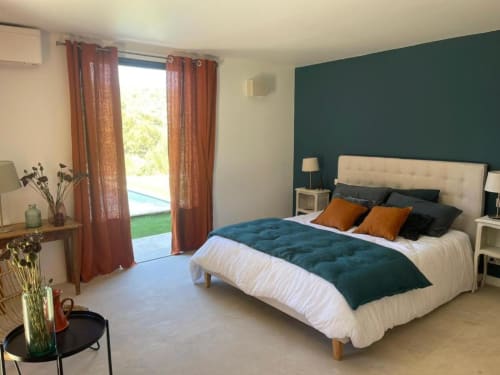 Chambre Aquablue à Aquarius in Cassis. Chambre double climatisée avec vue sur le jardin, entrée privée, salle de bains privative et plus encore. Capacité : 2 personnes.