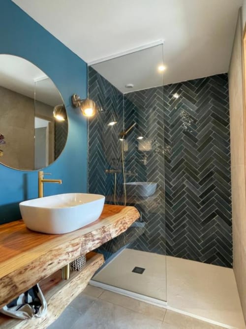 Chambre Aquablue à Aquarius in Cassis. Chambre double climatisée avec vue sur le jardin, entrée privée, salle de bains privative et plus encore. Capacité : 2 personnes.