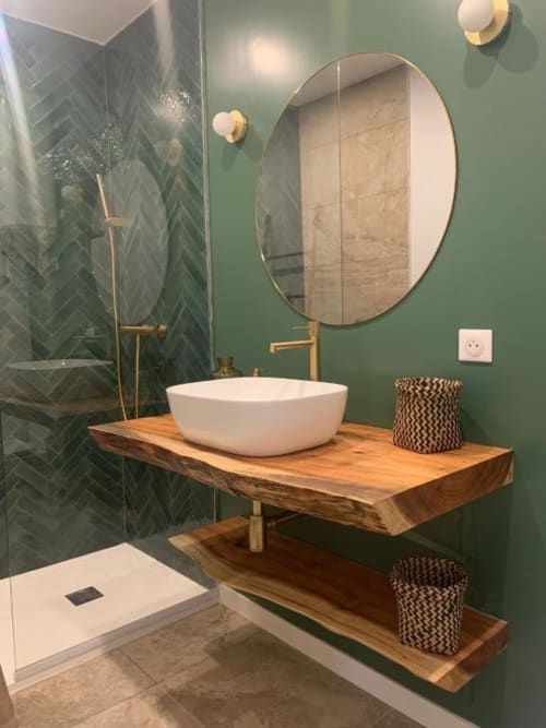 Chambre double avec climatisation et entrée privée. Salle de bains privative avec douche à l'italienne. Proximité de la Mer Méditerranée. Idéal pour un séjour relaxant à Cassis.