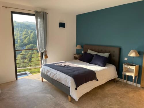 Chambre double climatisée avec entrée indépendante et salle de bains privative. Vue sur jardin, insonorisée, coffre-fort. Idéale pour 2 personnes.