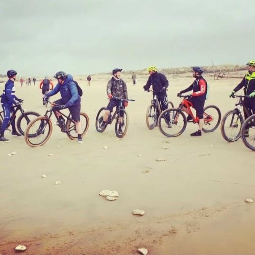 Balade à vélo électrique, la balade où tout est prévu, des sentiers balisés à la location, la balade sportive et cool proposée par la Loge du Grand Cèdre, 17100 Saintes