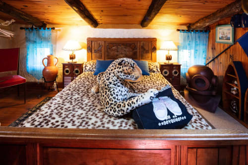Petit espace cosy dans la chambre Corsaire, ambiance cabine de capitaine avec mat et décoration nautique.