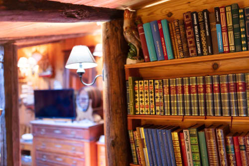 Décor marin dans la chambre Corsaire, cabine de capitaine avec mat près du lit et objets nautiques.