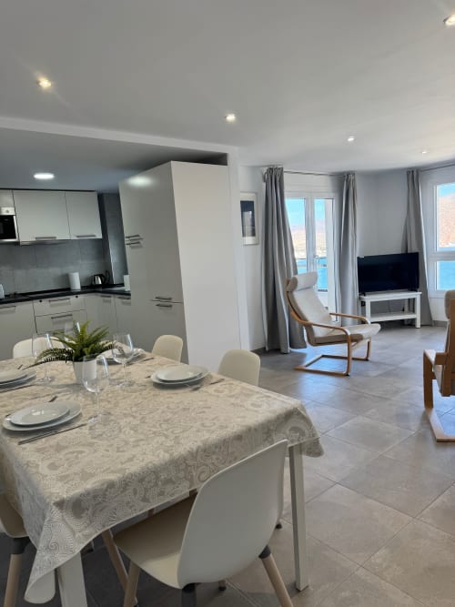 Moderno apartamento en El Faro De Los Genoveses, San José con comedor, cocina y sala con vistas al mar