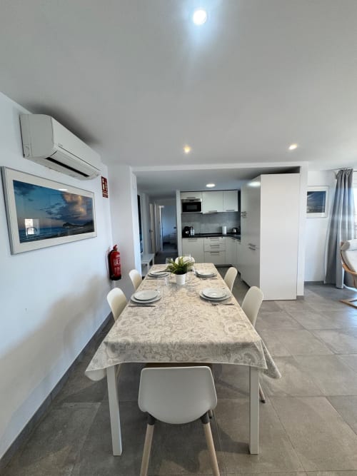 Comedor moderno con obra de arte marina en el apartamento El Faro De Los Genoveses, San José Almería
