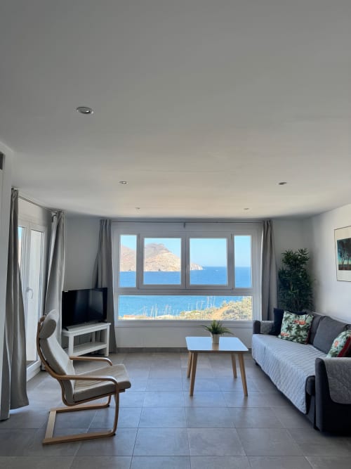 Luminoso departamento con vista al mar en El Faro De Los Genoveses, mobiliario moderno y acogedora sala de estar