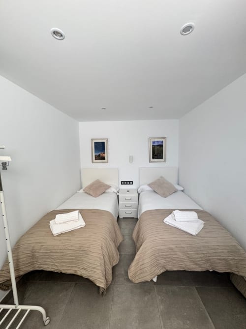 Habitación doble en El Faro De Los Genoveses de San José, Almería con dos camas individuales y equipamientos modernos