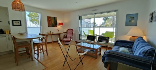 Lumineux appartement moderne à Mer et Maisons en La Trinité sur Mer avec coin repas, séjour, kitchenette et balcon