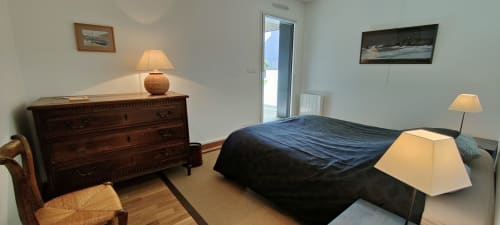 Chambre à Mer et Maisons, La Trinité sur Mer, avec lit sombre, commode en bois, lampes et accès à la vue mer