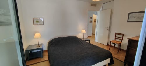 Chambre spacieuse de Mer et Maisons, La Trinité sur Mer, avec lit queen-size, parquet et mobilier moderne