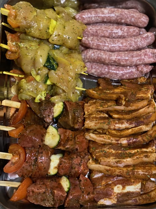 Brochettes de viande grillée et légumes avec saucisses et pommes de terre à La Cour d'Hortense, Sailly-Flibeaucourt