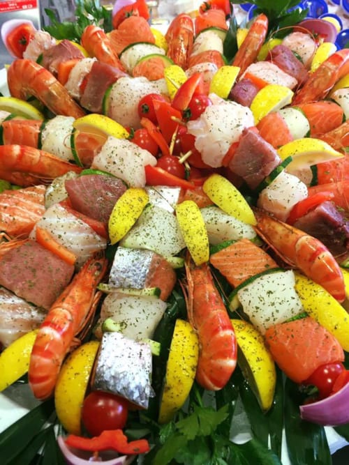 Brochettes gourmandes colorées de viandes, fruits de mer et légumes à La Cour d'Hortense B&B à Sailly-Flibeaucourt