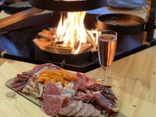 Plateau de charcuterie et fromages près de la cheminée à La Cour d'Hortense