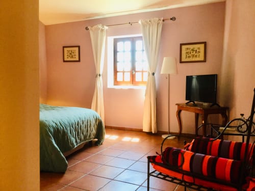 Chambre Citron à La Vieille Demeure. Chambre climatisée au 2ème étage avec salle de bains privative, TV, et vue sur patios. Petit déjeuner à partir de 12€ par personne. Prix selon la saison.