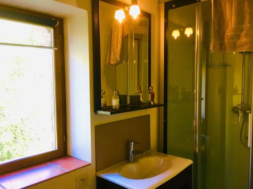 Découvrez le charme du duplex 2 étages de La Vieille Demeure, comprenant un salon confortable, une cuisine équipée, une terrasse privative, deux chambres doubles et bien plus. Réservez dès maintenant pour profiter de ce havre de paix à Torreilles. Prix selon la saison, petit déjeuner disponible à partir de 12€ par personne.