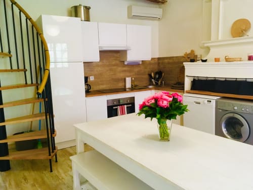 Découvrez le charme du duplex 2 étages de La Vieille Demeure, comprenant un salon confortable, une cuisine équipée, une terrasse privative, deux chambres doubles et bien plus. Réservez dès maintenant pour profiter de ce havre de paix à Torreilles. Prix selon la saison, petit déjeuner disponible à partir de 12€ par personne.