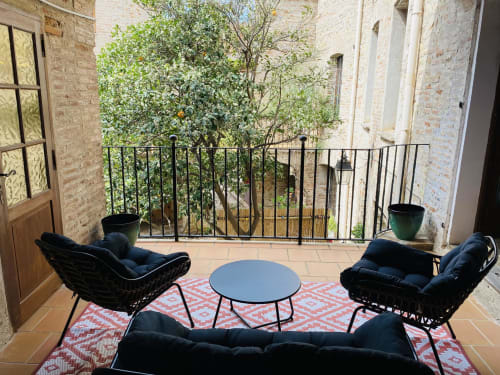 Suite climatisée avec terrasse privative et vue sur les patios. Lit Queen size, salle de bains privative, TV. Prix selon la saison. Petit déjeuner servi à table dans les patios ou au salon à partir de 12€/pers.