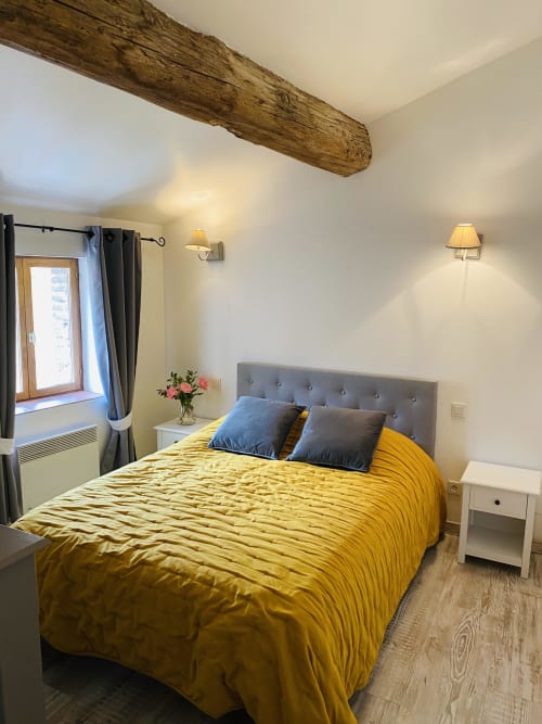 Découvrez le charme du duplex 2 étages de La Vieille Demeure, comprenant un salon confortable, une cuisine équipée, une terrasse privative, deux chambres doubles et bien plus. Réservez dès maintenant pour profiter de ce havre de paix à Torreilles. Prix selon la saison, petit déjeuner disponible à partir de 12€ par personne.