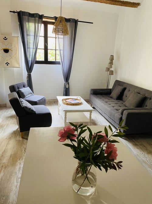 Découvrez le charme du duplex 2 étages de La Vieille Demeure, comprenant un salon confortable, une cuisine équipée, une terrasse privative, deux chambres doubles et bien plus. Réservez dès maintenant pour profiter de ce havre de paix à Torreilles. Prix selon la saison, petit déjeuner disponible à partir de 12€ par personne.