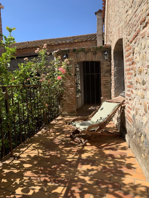 Découvrez le charme du duplex 2 étages de La Vieille Demeure, comprenant un salon confortable, une cuisine équipée, une terrasse privative, deux chambres doubles et bien plus. Réservez dès maintenant pour profiter de ce havre de paix à Torreilles. Prix selon la saison, petit déjeuner disponible à partir de 12€ par personne.
