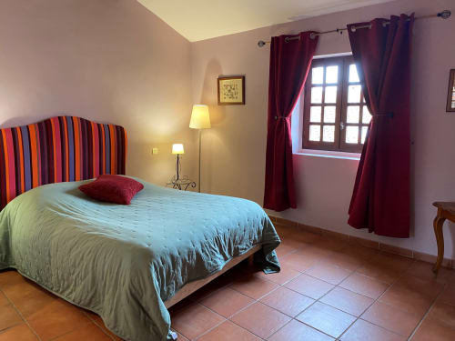 Chambre Citron à La Vieille Demeure. Chambre climatisée au 2ème étage avec salle de bains privative, TV, et vue sur patios. Petit déjeuner à partir de 12€ par personne. Prix selon la saison.