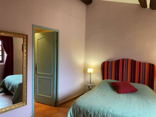 Chambre Citron à La Vieille Demeure. Chambre climatisée au 2ème étage avec salle de bains privative, TV, et vue sur patios. Petit déjeuner à partir de 12€ par personne. Prix selon la saison.