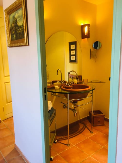 Chambre Citron à La Vieille Demeure. Chambre climatisée au 2ème étage avec salle de bains privative, TV, et vue sur patios. Petit déjeuner à partir de 12€ par personne. Prix selon la saison.